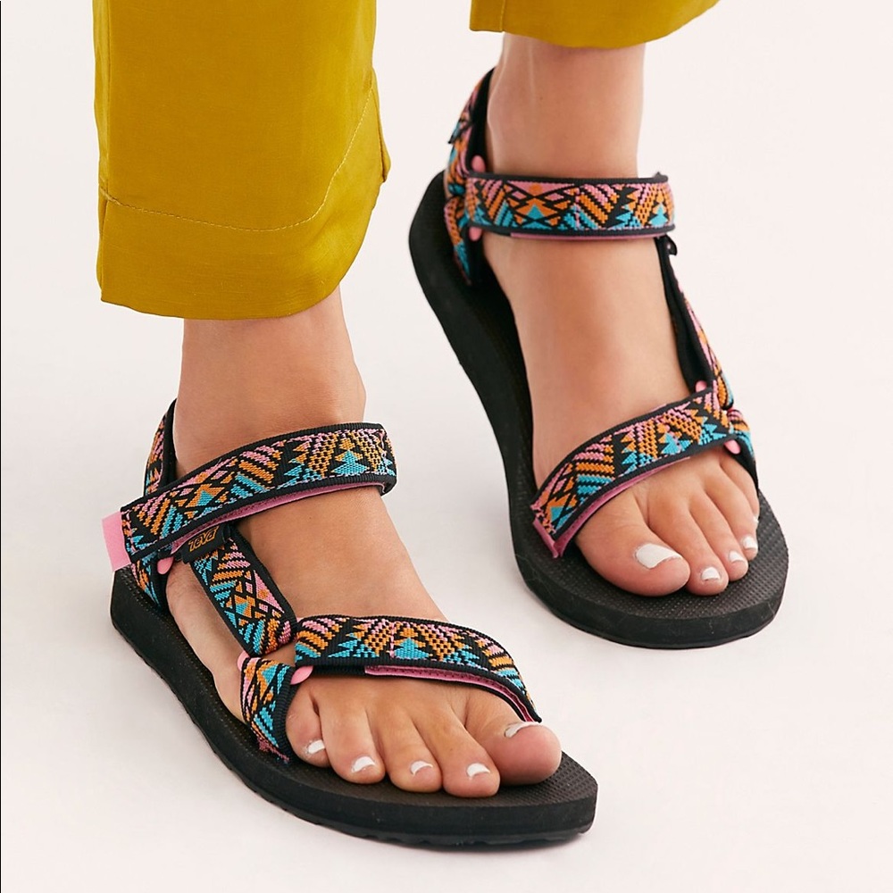 TEVA Universal Printed Sandals in Boomerang Pink size 10